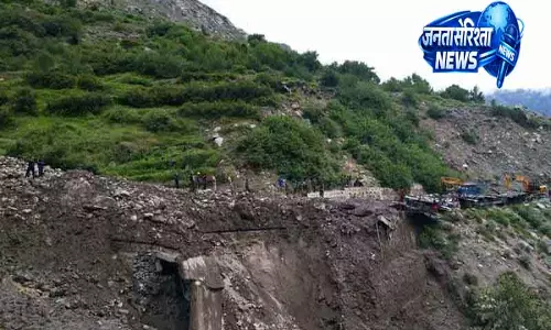 Jammu-Srinagar हाईवे पर लैंडस्लाइड से ट्रैफिक प्रभावित Jammu-Srinagar हाईवे पर लैंडस्लाइड से ट्रैफिक प्रभावित