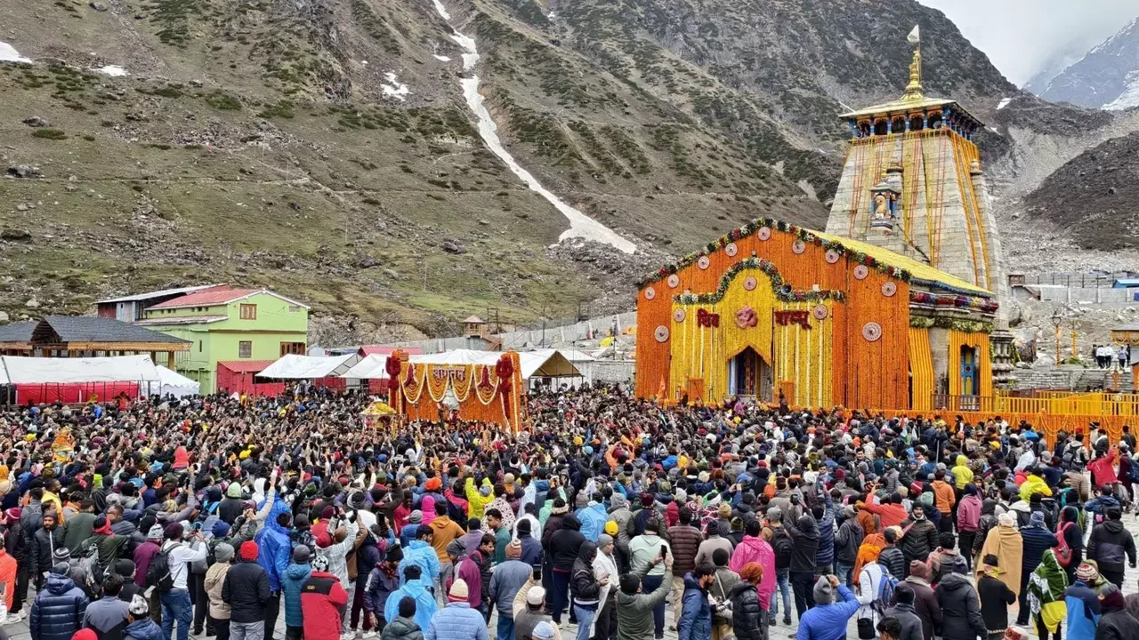 Uttarakhand में मौसम का कहर, बारिश के कारण चारधाम और हेमकुंड साहिब यात्रा पर रोक Uttarakhand में मौसम का कहर, बारिश के कारण चारधाम और हेमकुंड साहिब यात्रा पर रोक