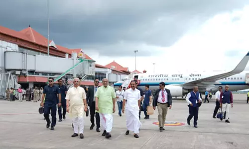 केरल पहुंचे उपराष्ट्रपति सीपी राधाकृष्णन, राज्यपाल और सीएम ने किया स्वागत केरल पहुंचे उपराष्ट्रपति सीपी राधाकृष्णन, राज्यपाल और सीएम ने किया स्वागत