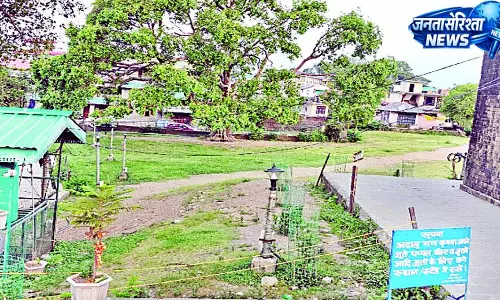 ऐतिहासिक शिव मंदिर में उद्यान उपेक्षित, उखडऩे लगे रास्ते के पत्थर, भक्तों में रोष