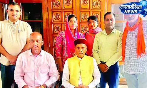 नवनिर्वाचित पंचायत प्रतिनिधि धूमल से मिले