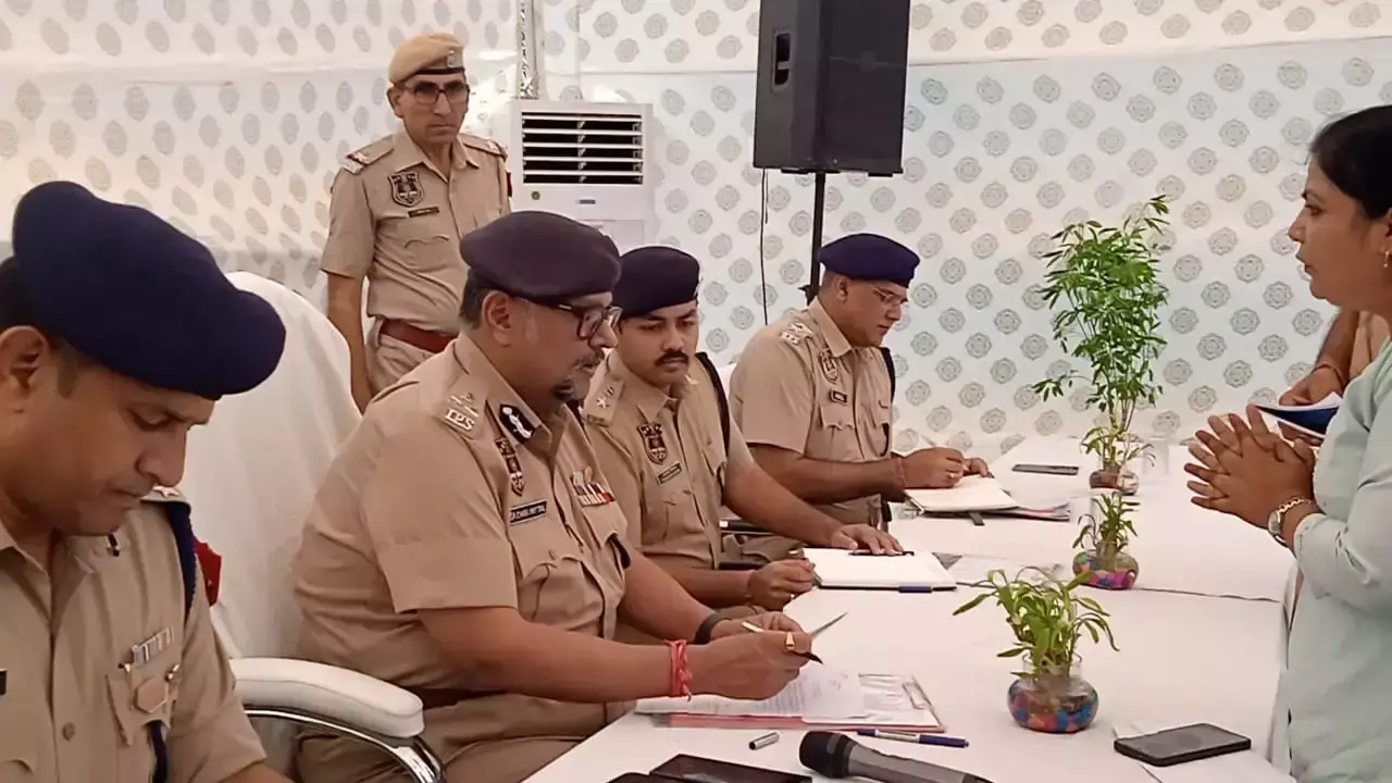 Jaipur: जनसुनवाई में पुलिस कमिश्नर ने परिवादियों की समस्याओं पर की चर्चा Jaipur: जनसुनवाई में पुलिस कमिश्नर ने परिवादियों की समस्याओं पर की चर्चा