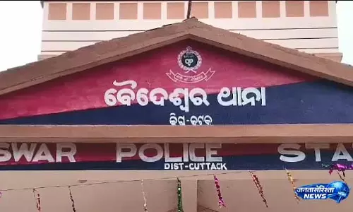 कटक के Banki में ट्रक की चपेट में आने से युवक की मौत, स्थानीय लोगों ने 10 घंटे तक सड़क जाम किया कटक के Banki में ट्रक की चपेट में आने से युवक की मौत, स्थानीय लोगों ने 10 घंटे तक सड़क जाम किया