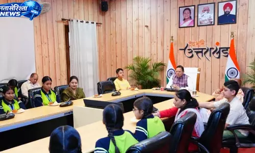 CM धामी ने छात्राओं संग सुना ‘मन की बात’, प्रधानमंत्री के संदेशों को बताया प्रेरणादायक CM धामी ने छात्राओं संग सुना ‘मन की बात’, प्रधानमंत्री के संदेशों को बताया प्रेरणादायक