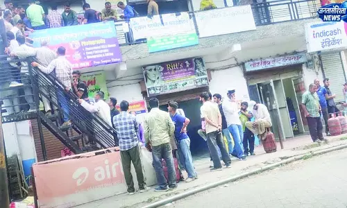 हरिपुरधार में गैस सिलेंडर लेने को कतारों में लगे लोग