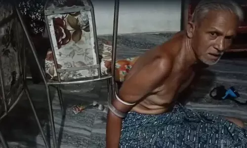 बीमार बुजुर्ग के बेड में आया जहरीला सांप, 4 घंटे तक साथ रहा फिर जो हुआ बीमार बुजुर्ग के बेड में आया जहरीला सांप, 4 घंटे तक साथ रहा फिर जो हुआ