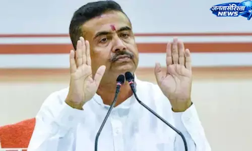 Bengal : धान-चावल वितरण में अनियमितताओं पर बड़ी कार्रवाई, चार सरकारी अधिकारी निलंबित Bengal : धान-चावल वितरण में अनियमितताओं पर बड़ी कार्रवाई, चार सरकारी अधिकारी निलंबित