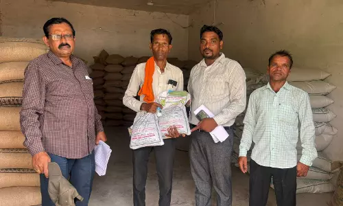 खाद वितरण में गड़बड़ी पर प्रशासन सख्त, 8 केंद्रों पर बैन लगाया गया खाद वितरण में गड़बड़ी पर प्रशासन सख्त, 8 केंद्रों पर बैन लगाया गया