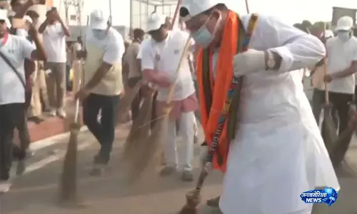 UP: स्वच्छ सर्वेक्षण 2026 के तहत स्थानीय लोगों ने अयोध्या में बड़े पैमाने पर सफाई अभियान चलाया UP: स्वच्छ सर्वेक्षण 2026 के तहत स्थानीय लोगों ने अयोध्या में बड़े पैमाने पर सफाई अभियान चलाया