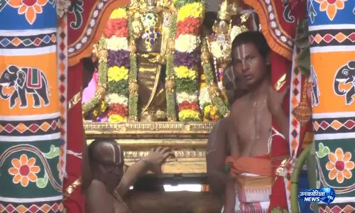 Madurai: कूडल अझगर मंदिर के रथ उत्सव में हजारों भक्तों ने हिस्सा लिया Madurai: कूडल अझगर मंदिर के रथ उत्सव में हजारों भक्तों ने हिस्सा लिया