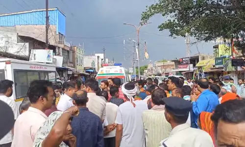 बोरवेल मिस्त्री की लाश को सड़क में रखकर हंगामा, मौत सामान्य नहीं हत्या!