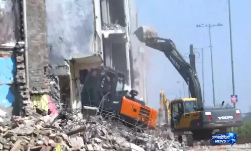 Delhi: शालीमार बाग में 150 अवैध कंस्ट्रक्शन हटाने के लिए तोड़फोड़ अभियान चल रहा Delhi: शालीमार बाग में 150 अवैध कंस्ट्रक्शन हटाने के लिए तोड़फोड़ अभियान चल रहा