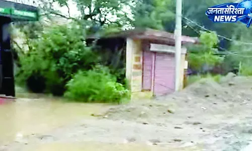 घरों में घुसा फोरलेन का पानी घरों में घुसा फोरलेन का पानी