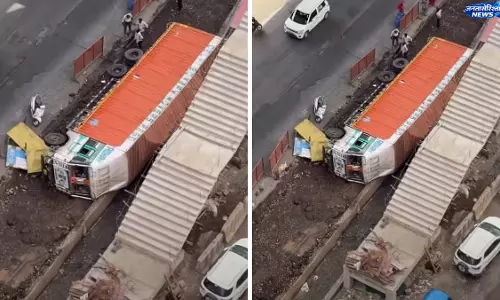 Thane-मनपाड़ा रोड पर मेट्रो साइट के पास ट्रक पलटा Thane-मनपाड़ा रोड पर मेट्रो साइट के पास ट्रक पलटा