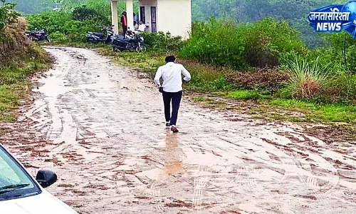 भोरंज के जाड़ में बूथ के बाहर कीचड़ से परेशानी भोरंज के जाड़ में बूथ के बाहर कीचड़ से परेशानी