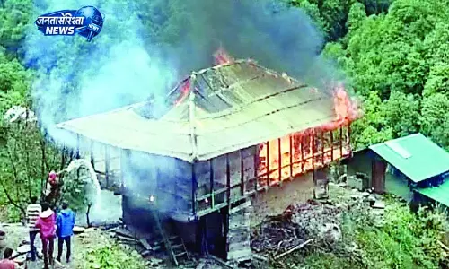 शाक्टी में मकान राख, लाखों का नुकसान शाक्टी में मकान राख, लाखों का नुकसान