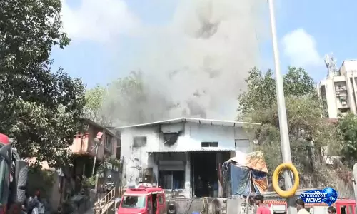 मुंबई के Andheri East में गोदाम में भीषण आग मुंबई के Andheri East में गोदाम में भीषण आग