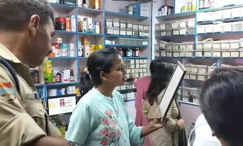 Haldwani: सुशीला तिवारी अस्पताल के नजदीक मेडिकल दुकानों पर प्रशासन सख्त, नियमों के उल्लंघन का खुलासा Haldwani: सुशीला तिवारी अस्पताल के नजदीक मेडिकल दुकानों पर प्रशासन सख्त, नियमों के उल्लंघन का खुलासा