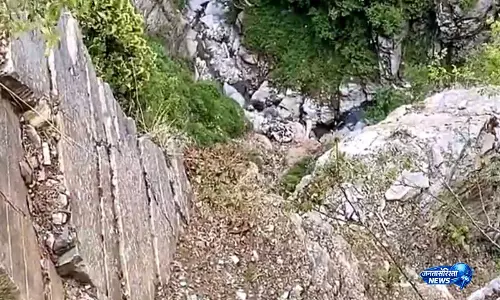 Himachal Pradesh: चंबा जिले में टैक्सी के 500 मीटर गहरी खाई में गिरने से 8 लोगों की मौत Himachal Pradesh: चंबा जिले में टैक्सी के 500 मीटर गहरी खाई में गिरने से 8 लोगों की मौत