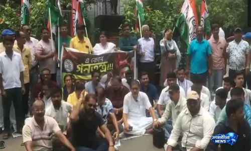 बंगाल: अभिषेक बनर्जी पर हमले के विरोध में TMC कार्यकर्ताओं ने किया विरोध प्रदर्शन बंगाल: अभिषेक बनर्जी पर हमले के विरोध में TMC कार्यकर्ताओं ने किया विरोध प्रदर्शन