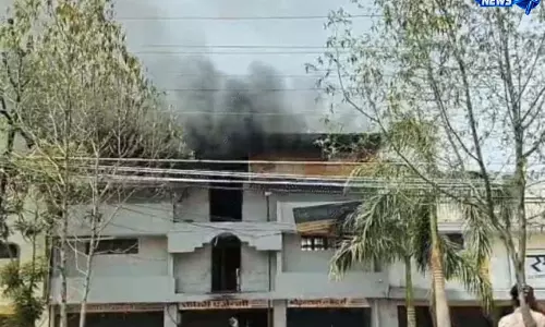 व्यापार विहार के खाद्य तेल गोदाम में भीषण आग, करोड़ों का हुआ नुकसान