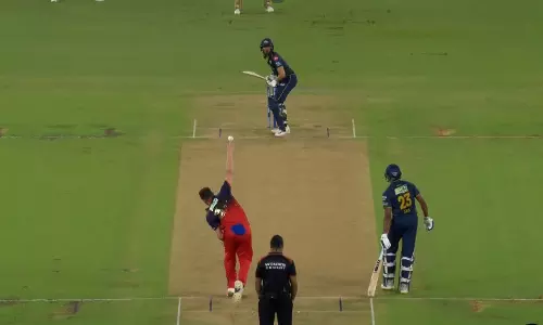 RCB के खिलाफ GT की पारी लड़खड़ाई, 9 ओवर में 59/3 पर संघर्ष जारी RCB के खिलाफ GT की पारी लड़खड़ाई, 9 ओवर में 59/3 पर संघर्ष जारी