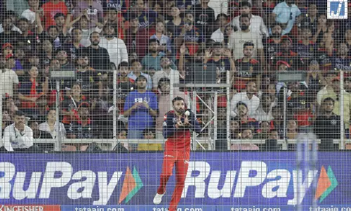 RCB की कसी हुई गेंदबाजी, 10 ओवर में गुजरात टाइटंस 63/3 पर सीमित
