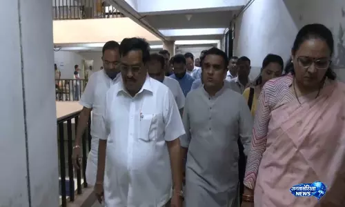 गुजरात के गृह मंत्री हर्ष संघवी ने PM मोदी के सूरत दौरे से पहले रिव्यू मीटिंग की गुजरात के गृह मंत्री हर्ष संघवी ने PM मोदी के सूरत दौरे से पहले रिव्यू मीटिंग की