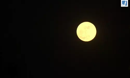 आसमान में दिखा ‘ब्लू मून’, लोगों ने कैमरों में कैद किया दुर्लभ नजारा आसमान में दिखा ‘ब्लू मून’, लोगों ने कैमरों में कैद किया दुर्लभ नजारा