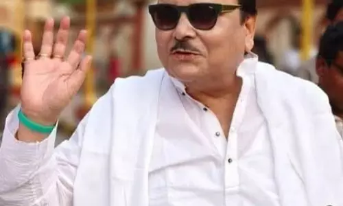 पुलिस ने तृणमूल विधायक मदन मित्रा के कमरहाटी स्थित घर की तलाशी ली, दस्तावेज जब्त किए पुलिस ने तृणमूल विधायक मदन मित्रा के कमरहाटी स्थित घर की तलाशी ली, दस्तावेज जब्त किए