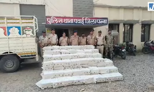 अवैध शराब तस्करी का भंडाफोड़, 185 पेटी देसी शराब जब्त, तस्कर फरार