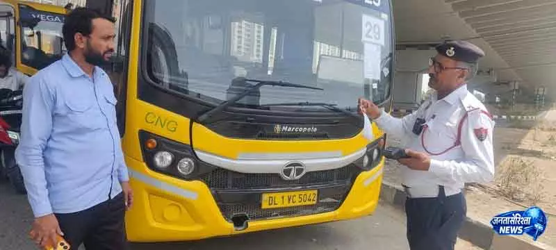 Gurugram स्कूल बसों पर सुरक्षा में चूक के लिए कार्रवाई; 69 चालान जारी किए गए Gurugram स्कूल बसों पर सुरक्षा में चूक के लिए कार्रवाई; 69 चालान जारी किए गए