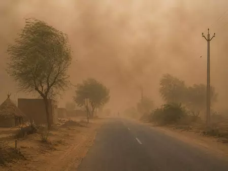 राजस्थान में भीषण धूल भरी आंधी; कई इलाकों में हवा की रफ्तार 102 किमी प्रति घंटा तक पहुंची राजस्थान में भीषण धूल भरी आंधी; कई इलाकों में हवा की रफ्तार 102 किमी प्रति घंटा तक पहुंची