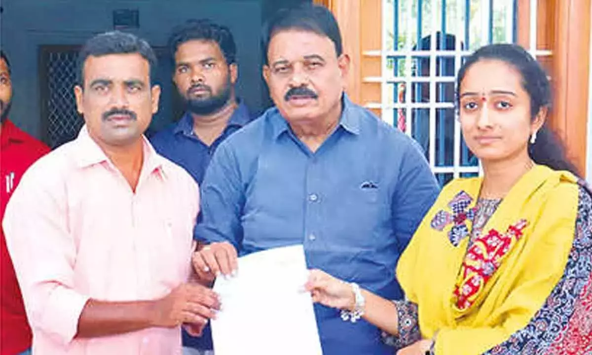 MLA सिंधुरा रेड्डी ने क्लास IV आउटसोर्सिंग कर्मचारियों को न्याय का आश्वासन दिया MLA सिंधुरा रेड्डी ने क्लास IV आउटसोर्सिंग कर्मचारियों को न्याय का आश्वासन दिया