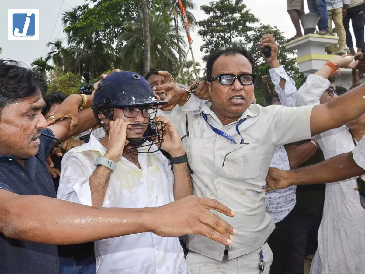 ममता बनर्जी के भतीजे अभिषेक बनर्जी पर हमले के बाद एक्शन में पुलिस, 5 गिरफ्तार, राजनीति में फिर हलचल तेज ममता बनर्जी के भतीजे अभिषेक बनर्जी पर हमले के बाद एक्शन में पुलिस, 5 गिरफ्तार, राजनीति में फिर हलचल तेज