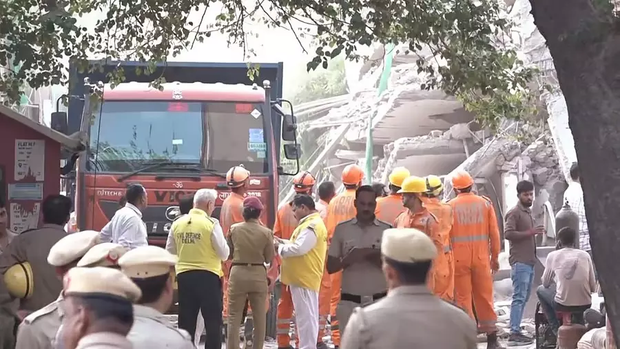 Delhi : साकेत मेट्रो के पास तीन मंजिला इमारत ढही, एक की मौत आठ लोग सुरक्षित निकाले गए Delhi : साकेत मेट्रो के पास तीन मंजिला इमारत ढही, एक की मौत आठ लोग सुरक्षित निकाले गए