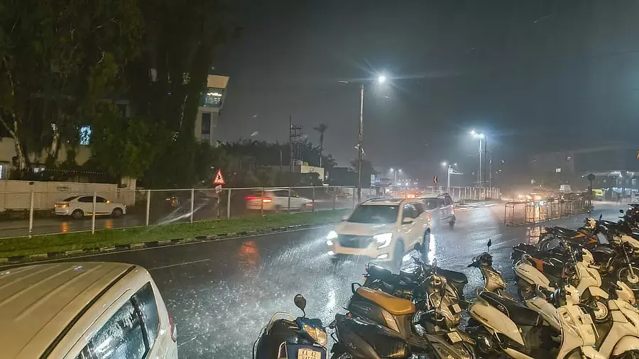 Karnataka: कई हिस्सों में भारी बारिश और तेज हवाओं का कहर Karnataka: कई हिस्सों में भारी बारिश और तेज हवाओं का कहर