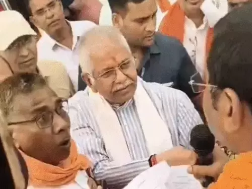 चोर कहा गया बीजेपी विधायक धरमलाल कौशिक को, सुशासन तिहार के दौरान हुई जमकर बहस चोर कहा गया बीजेपी विधायक धरमलाल कौशिक को, सुशासन तिहार के दौरान हुई जमकर बहस