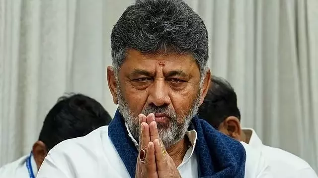 डीके शिवकुमार ने किया जनता की सेवा का संकल्प, 3 जून को लेंगे कर्नाटक के CM पद की शपथ डीके शिवकुमार ने किया जनता की सेवा का संकल्प, 3 जून को लेंगे कर्नाटक के CM पद की शपथ