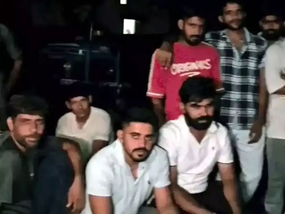 Hansi: कांग्रेस विधायक के खिलाफ युवाओं का उग्र विरोध Hansi: कांग्रेस विधायक के खिलाफ युवाओं का उग्र विरोध