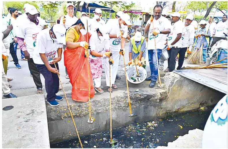 Andhra: विजयवाड़ा में ऑपरेशन क्लीन स्वीप दूसरे हफ़्ते में पहुंचा Andhra: विजयवाड़ा में ऑपरेशन क्लीन स्वीप दूसरे हफ़्ते में पहुंचा