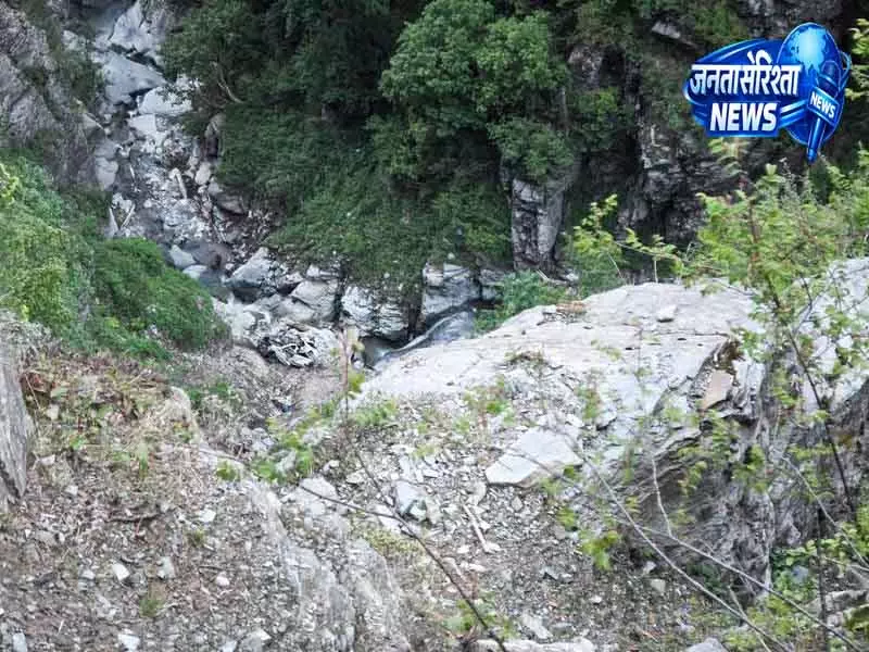Chamba हादसा: खाई से शव निकालने का ऑपरेशन जारी Chamba हादसा: खाई से शव निकालने का ऑपरेशन जारी