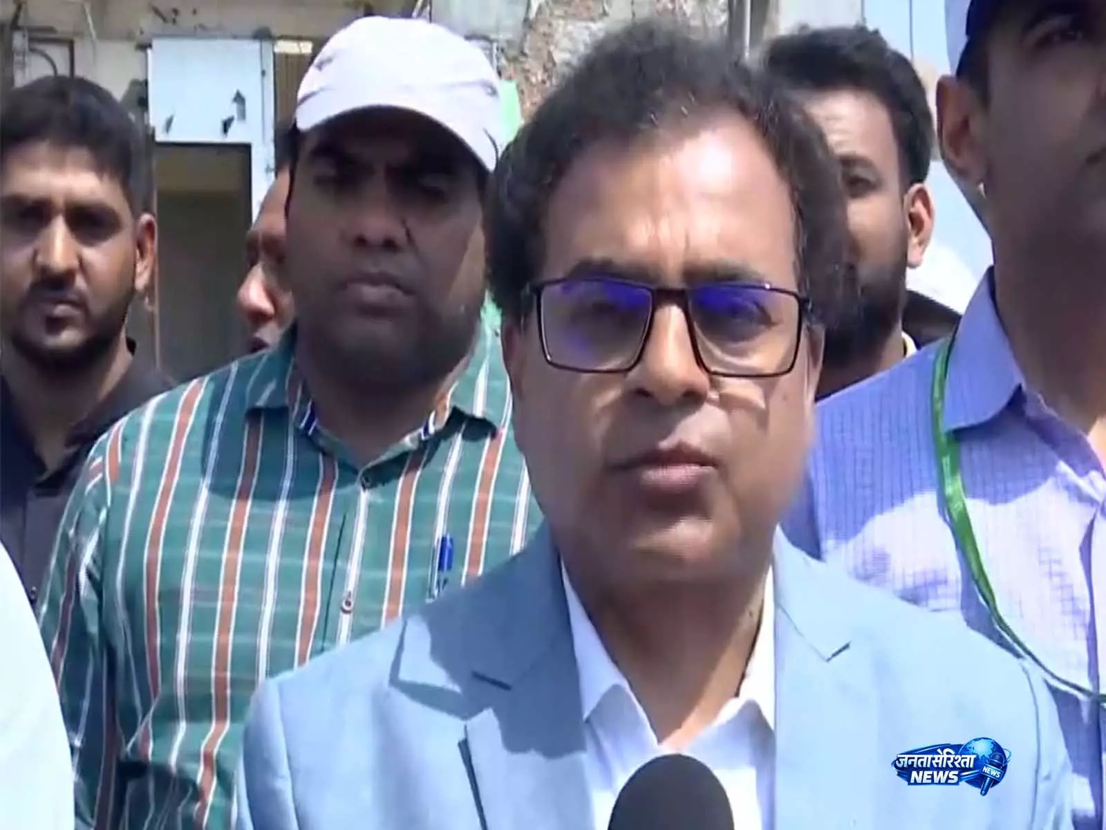 शालीमार बाग तोड़फोड़: DM शैलेंद्र सिंह ने कहा कि निवासियों को मुआवजा दिया गया शालीमार बाग तोड़फोड़: DM शैलेंद्र सिंह ने कहा कि निवासियों को मुआवजा दिया गया