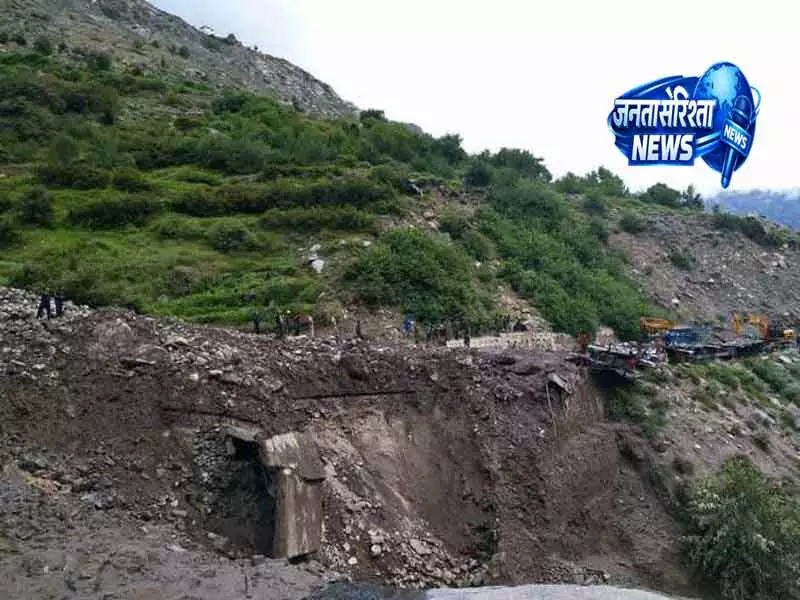 Jammu-Srinagar हाईवे पर लैंडस्लाइड से ट्रैफिक प्रभावित Jammu-Srinagar हाईवे पर लैंडस्लाइड से ट्रैफिक प्रभावित