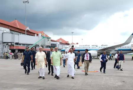 केरल पहुंचे उपराष्ट्रपति सीपी राधाकृष्णन, राज्यपाल और सीएम ने किया स्वागत केरल पहुंचे उपराष्ट्रपति सीपी राधाकृष्णन, राज्यपाल और सीएम ने किया स्वागत