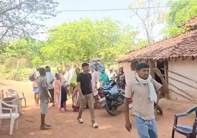 भानुप्रतापपुर में लाश दफनाने के विरोध में भारी हंगामा, हिन्दू धर्म त्यागकर ईसाई से जुड़ी थी मृतका भानुप्रतापपुर में लाश दफनाने के विरोध में भारी हंगामा, हिन्दू धर्म त्यागकर ईसाई से जुड़ी थी मृतका
