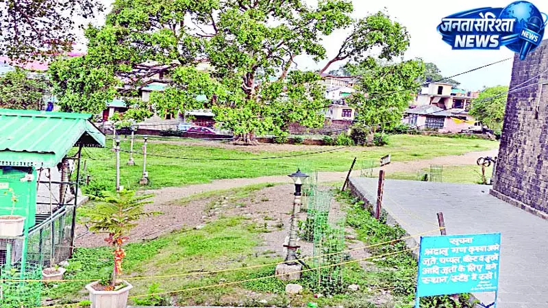 ऐतिहासिक शिव मंदिर में उद्यान उपेक्षित, उखडऩे लगे रास्ते के पत्थर, भक्तों में रोष ऐतिहासिक शिव मंदिर में उद्यान उपेक्षित, उखडऩे लगे रास्ते के पत्थर, भक्तों में रोष