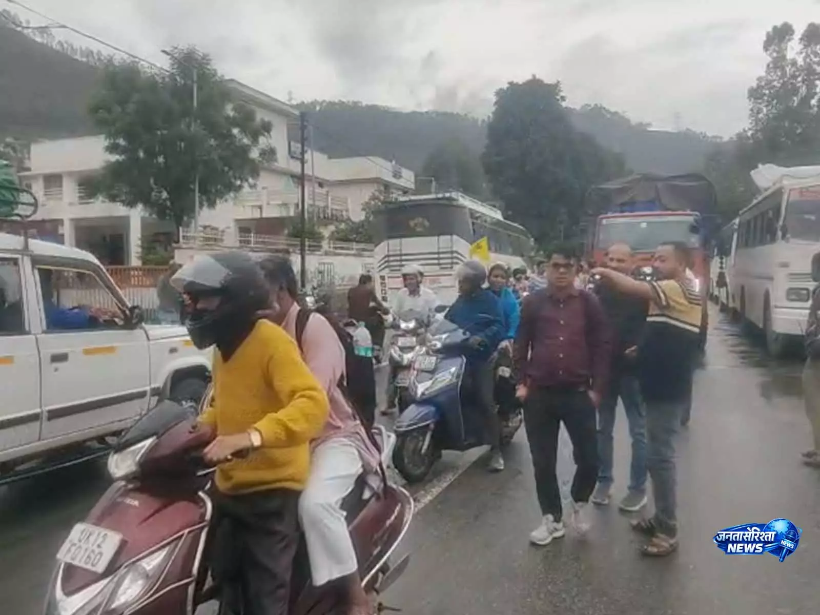 भारी बारिश के कारण Badrinath, केदारनाथ, हेमकुंड साहिब यात्रा कुछ समय के लिए रोक दी गई भारी बारिश के कारण Badrinath, केदारनाथ, हेमकुंड साहिब यात्रा कुछ समय के लिए रोक दी गई
