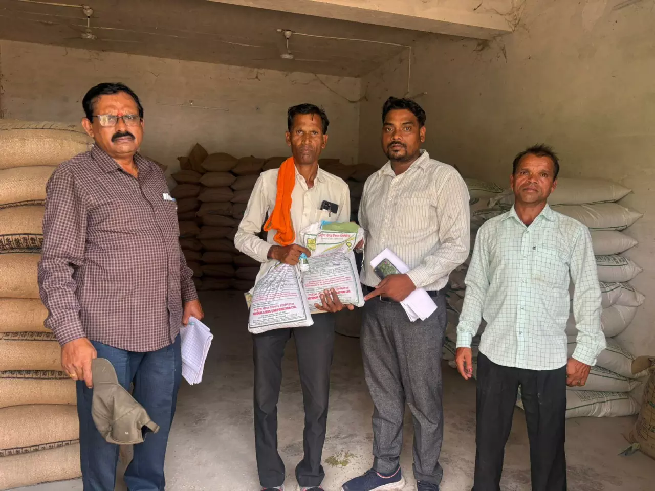 खरीफ सीजन के लिए खाद-बीज का पर्याप्त भंडारण खरीफ सीजन के लिए खाद-बीज का पर्याप्त भंडारण