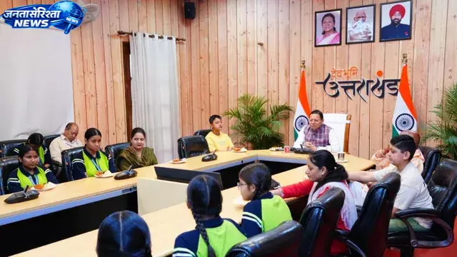 CM धामी ने छात्राओं संग सुना ‘मन की बात’, प्रधानमंत्री के संदेशों को बताया प्रेरणादायक CM धामी ने छात्राओं संग सुना ‘मन की बात’, प्रधानमंत्री के संदेशों को बताया प्रेरणादायक